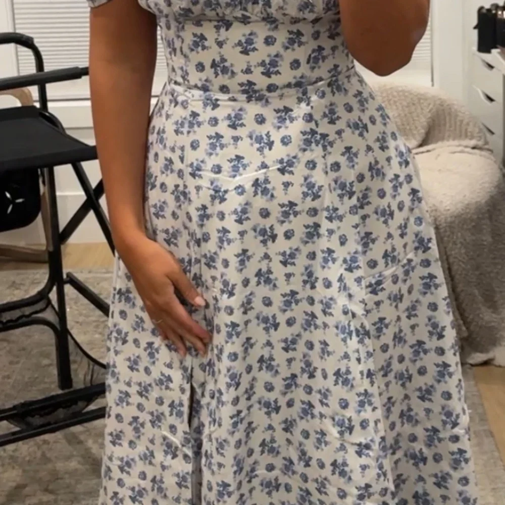 HOUSE OF CB Tallulah Puff Sleeve Midi Dress - Picture 8 of 9